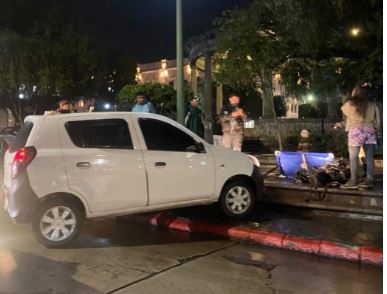 Arrestan a piloto que conducía vehículo que se empotró en parque de Xela