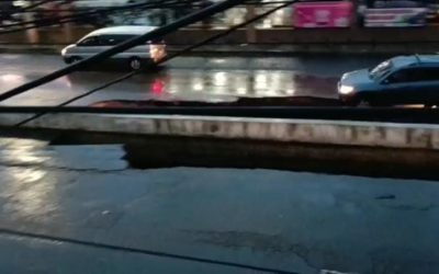 Impactante: Cámara graba el momento cuando vehículo cayó a socavamiento