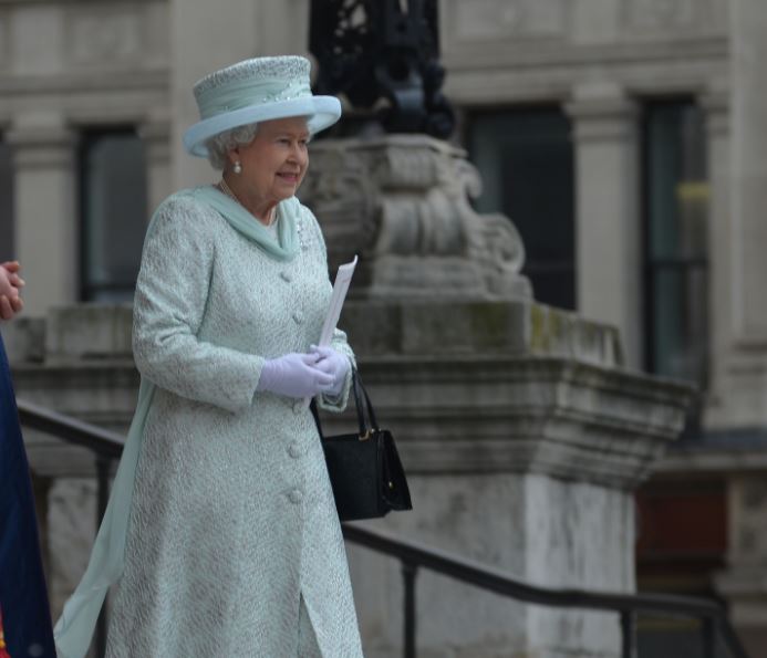 ¿Cuánto deja la reina Isabel II a sus herederos y qué pasará con sus joyas?
