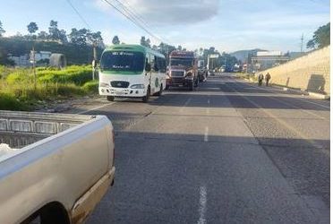 Militares veteranos bloquean el país para exigir el pago de resarcimiento