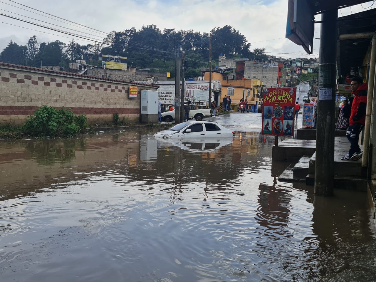 Lluvias causan inundaciones y caída de pared en Quetzaltenango