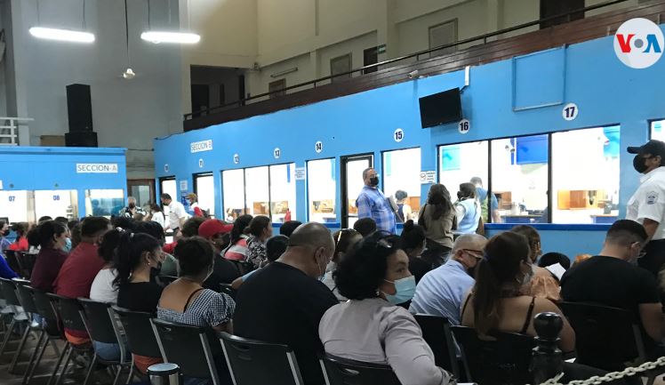 Miles de nicaragüenses buscan «desesperadamente» su pasaporte