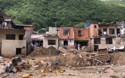 Mueren una madre y sus dos niños en derrumbe por alud en La Guaira, Venezuela