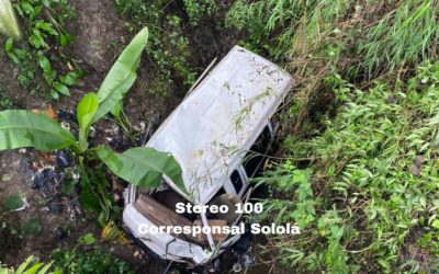 Microbús cae a río y dos hombres resultan heridos