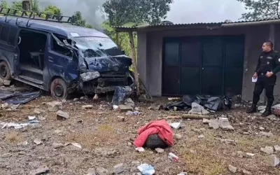 Microbús se accidenta en ruta a Colomba y deja un fallecido y 12 heridos