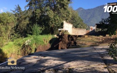 Vecinos en La Esperanza aseguran que puente se desplomó por aguas de drenaje