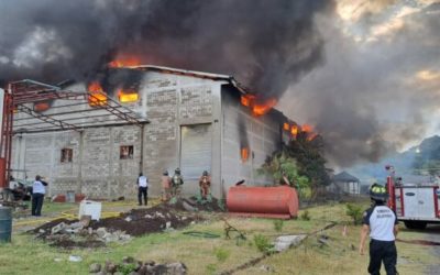 Se incendia recicladora en Amatitlán