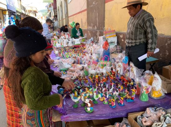 Artesanos instalan feria de productos navideños en Totonicapán