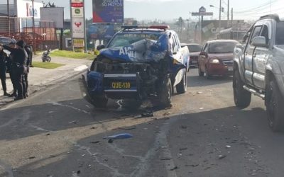 Dos agentes de PNC heridos en un accidente de tránsito en la zona 8 de Xela
