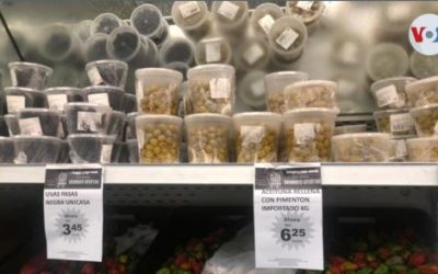 La inflación obliga a los venezolanos a comprar de antemano los ingredientes de su plato navideño