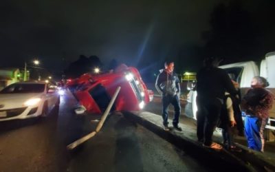 Vehículo volcado en la ruta entre La Esperanza y Quetzaltenango