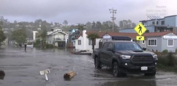 California golpeada por más tormentas, se prepara para posibles inundaciones