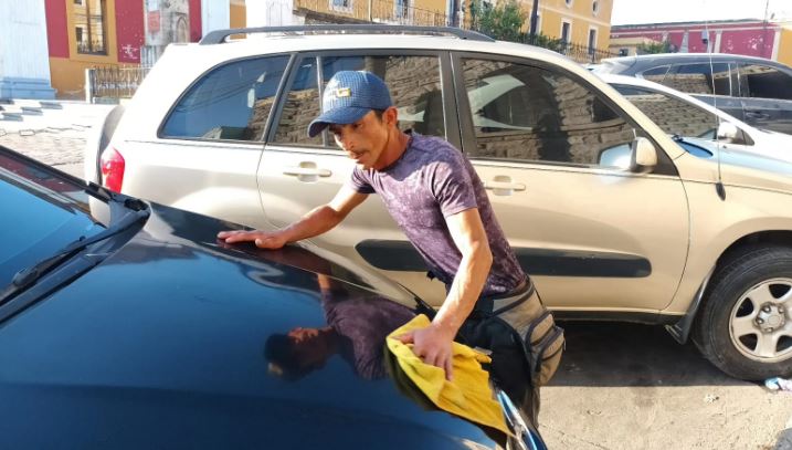 Lava vehículos desde hace 19 años y con su trabajo ha sacado adelante a su familia