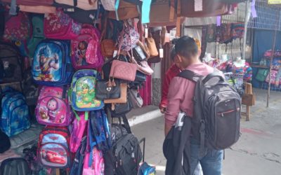 Comerciantes venden mochilas por anuncio de retorno a clases presenciales