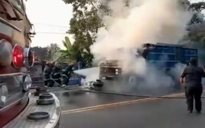 Vehículos se incendian luego de mortal colisión en Suchitepéquez