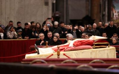 Los fieles presentan sus respetos al papa emérito Benedicto XVI