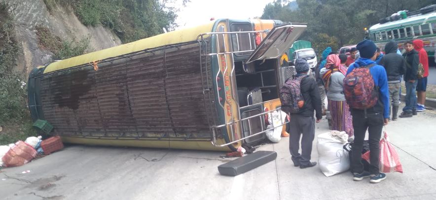 Colisión entre bus extraurbano y tráiler deja 20 heridos