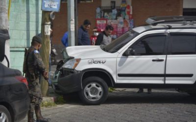 Vehículos colisionan y uno se empotra en poste