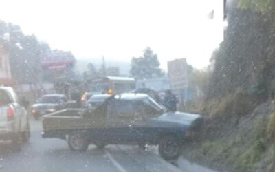 Motocicleta y vehículo colisionan en Totonicapán