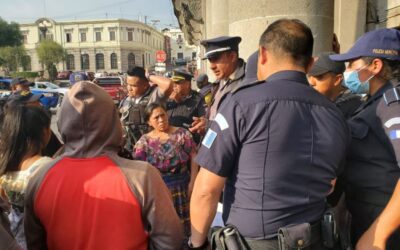 Agentes de PM denuncian en el MP tras incidente en el Parque Central de Xela