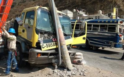 Colisión de camión con un poste deja pérdidas por Q60 mil