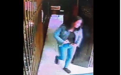 Cámara graba cuando mujer roba llaves de joyería en zona 1 de Xela
