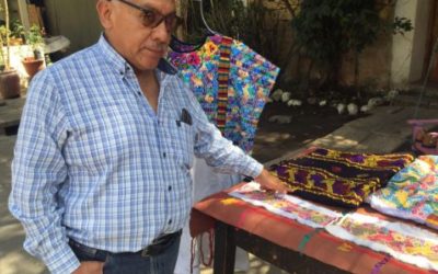 Elabora trajes con mensajes relacionados con la naturaleza y sentimientos