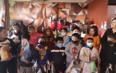 Entregan más de 800 bolsas con útiles escolares