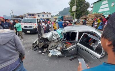 Vehículo, en el cual iban agentes de PNC, vuelca en San Juan Ostuncalco