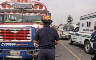 Piloto muere tras colisión de frente entre picop y bus extraurbano