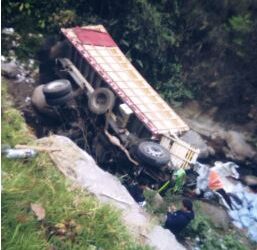 Camión cae a hondonada y un hombre queda atrapado en hierros retorcidos