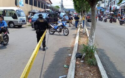 Balean a dos jóvenes quienes se dedican a limpiar vidrios de vehículos