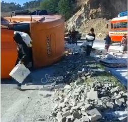 Algunos pobladores se llevan harina de tráiler volcado