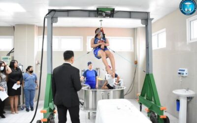 Universitarios entregan «grúa pórtico móvil» a hospital en Totonicapán