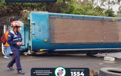 Tres personas heridas y 15 con crisis nerviosa al volcar bus