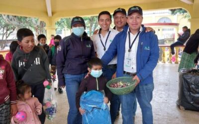 Cosami entrega mochilas y regalos por aniversario