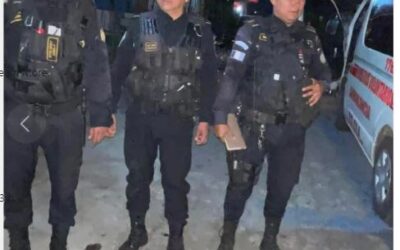 Turba retiene a señalados de atacar con un cuchillo a dos personas