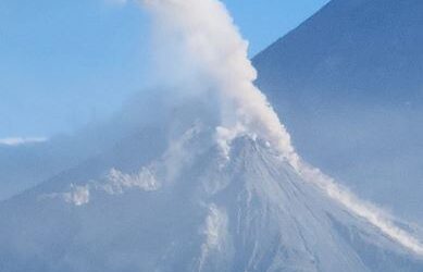 Conred informa sobre flujo de lava en el volcán Santiaguito