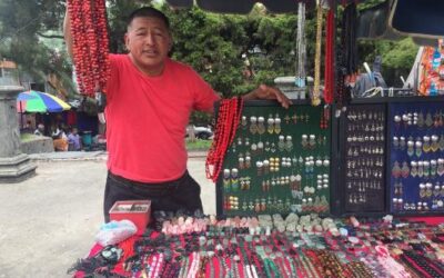 Artesano quetzalteco tiene más de 29 años de elaborar piezas en jade