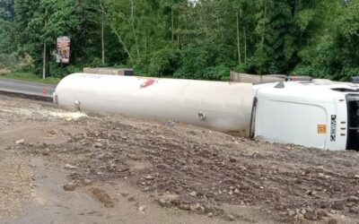 Pipa con combustible vuelca en la ruta Cito Zarco