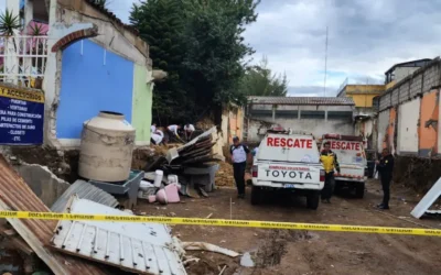 Mueren dos personas tras desplome de pared en restaurante de Xela