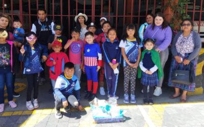 Niños visitan la quinta compañía de bomberos voluntarios de Quetzaltenango.