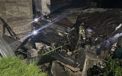 Pareja muere cuando el vehículo en que viajaba cae a una vivienda