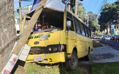 Rescatan a mujer de microbús accidentado