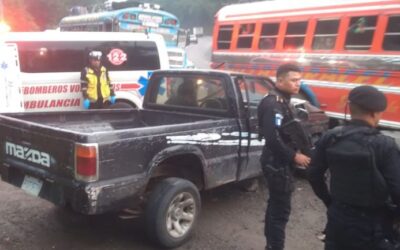 Piloto queda atrapado en picop