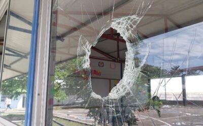 Delincuentes roban mobiliario de escuela y destruyen libros de texto