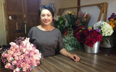 Dedicada al cuidado y arreglo de flores desde hace 25 años