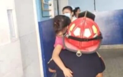 Serpiente muerde en el cráneo a niña