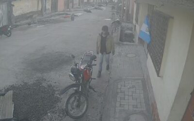 Hombre roba gasolina y quema motocicleta