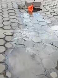 Reportan hundimiento y fuga de agua